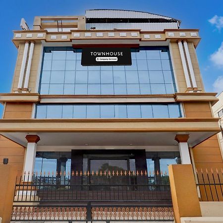 Super Townhouse Koyambedu Hotel Madras Buitenkant foto