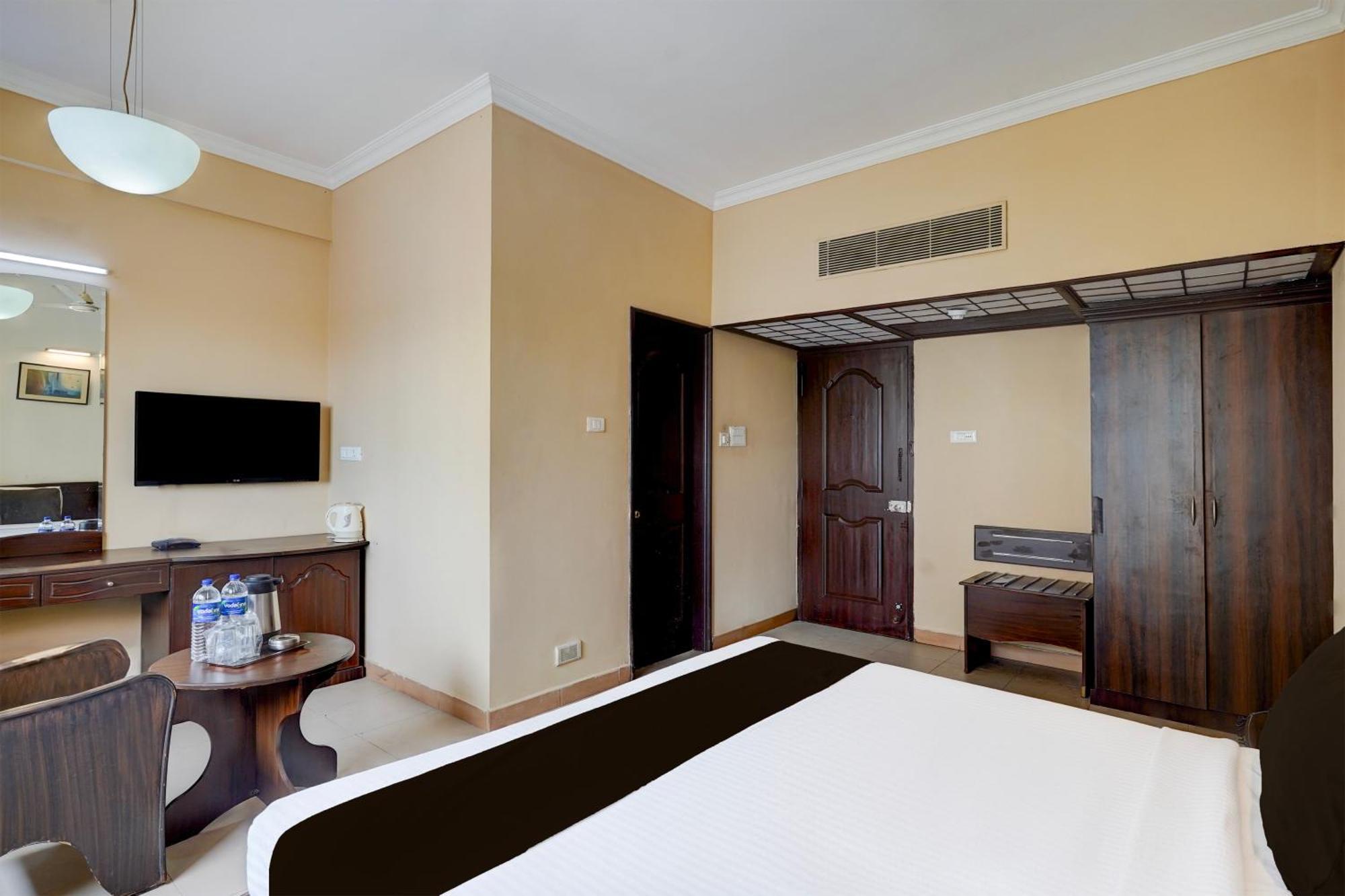 Super Townhouse Koyambedu Hotel Madras Buitenkant foto