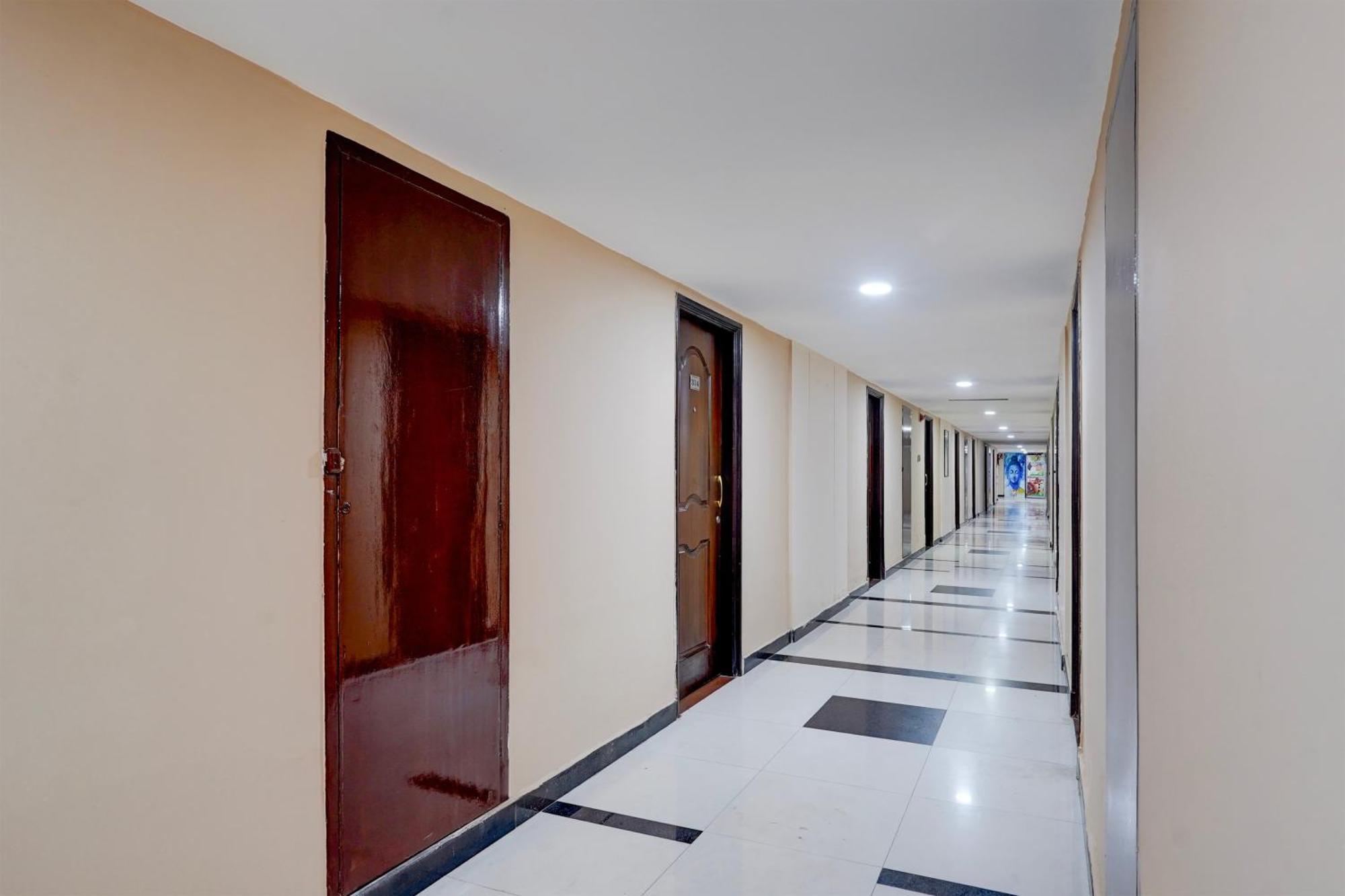 Super Townhouse Koyambedu Hotel Madras Buitenkant foto