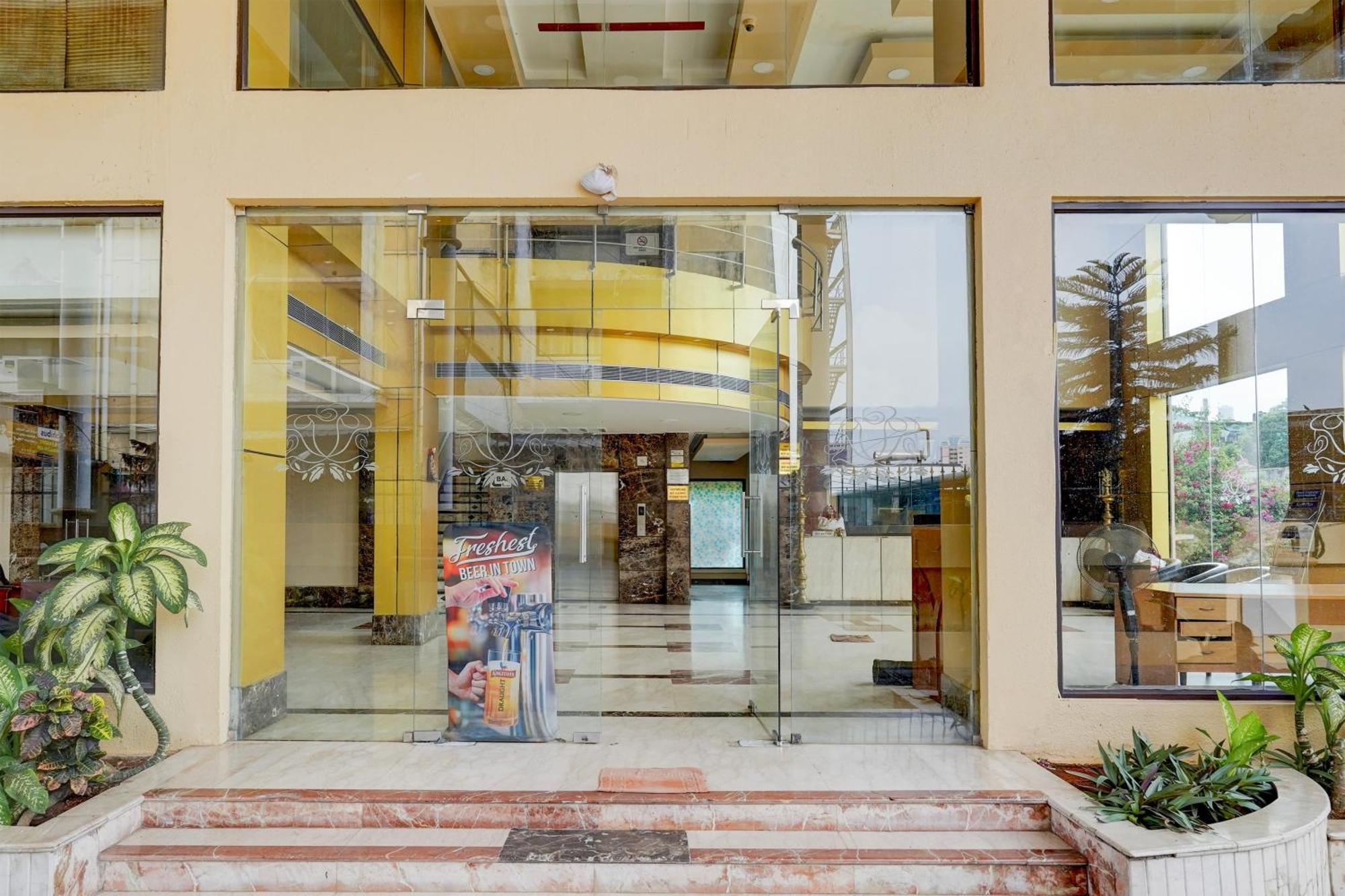 Super Townhouse Koyambedu Hotel Madras Buitenkant foto