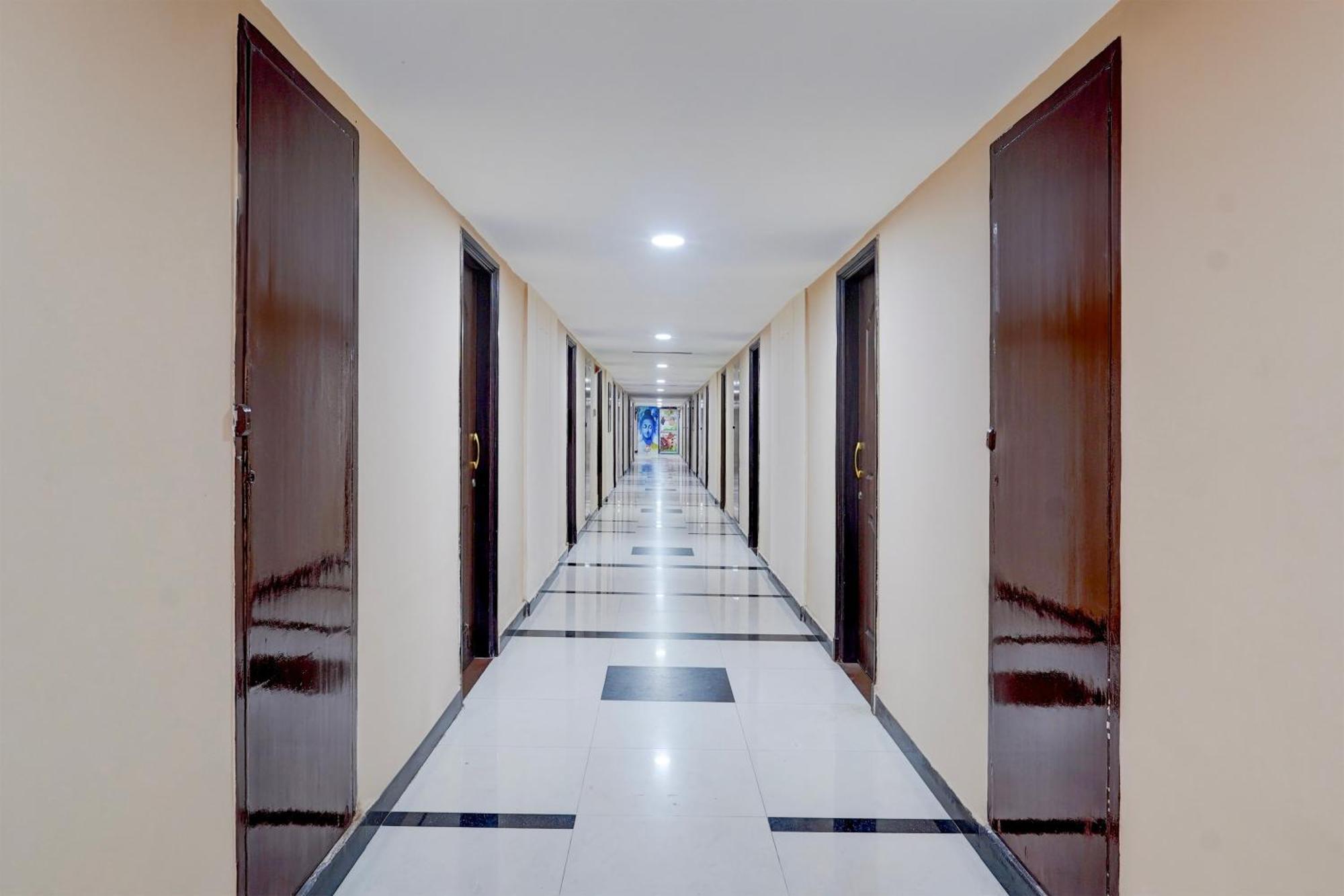 Super Townhouse Koyambedu Hotel Madras Buitenkant foto