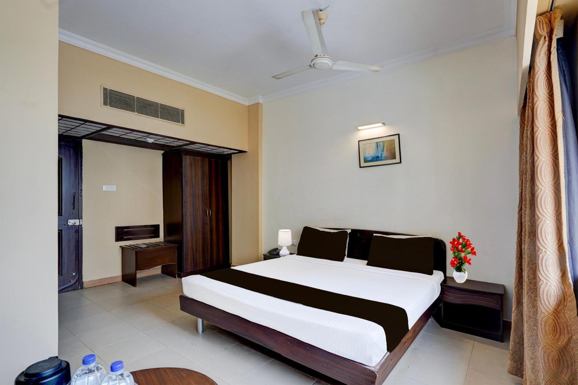 Super Townhouse Koyambedu Hotel Madras Buitenkant foto