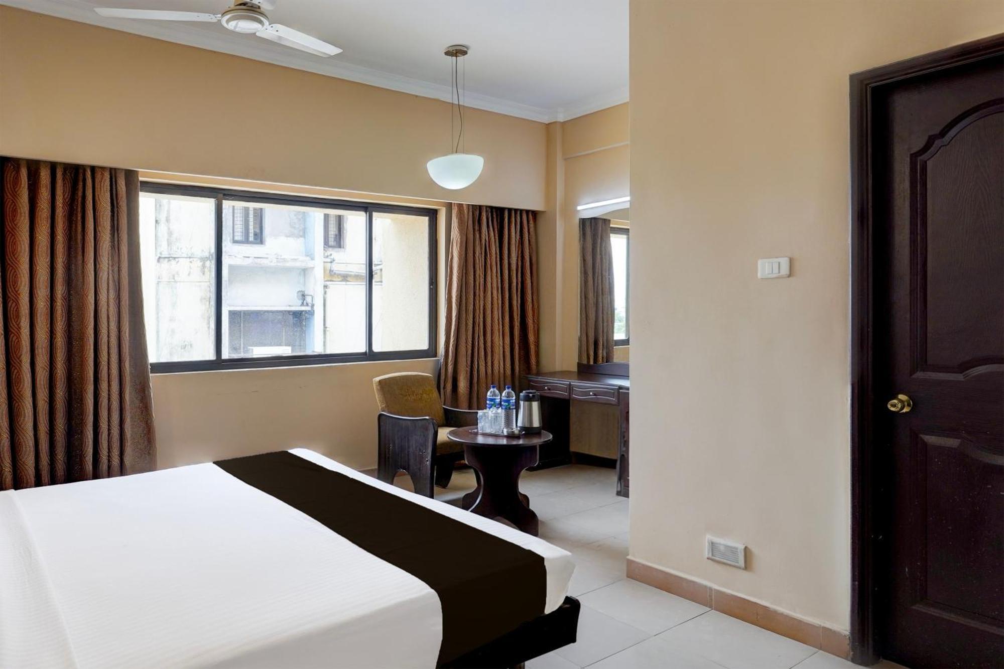 Super Townhouse Koyambedu Hotel Madras Buitenkant foto