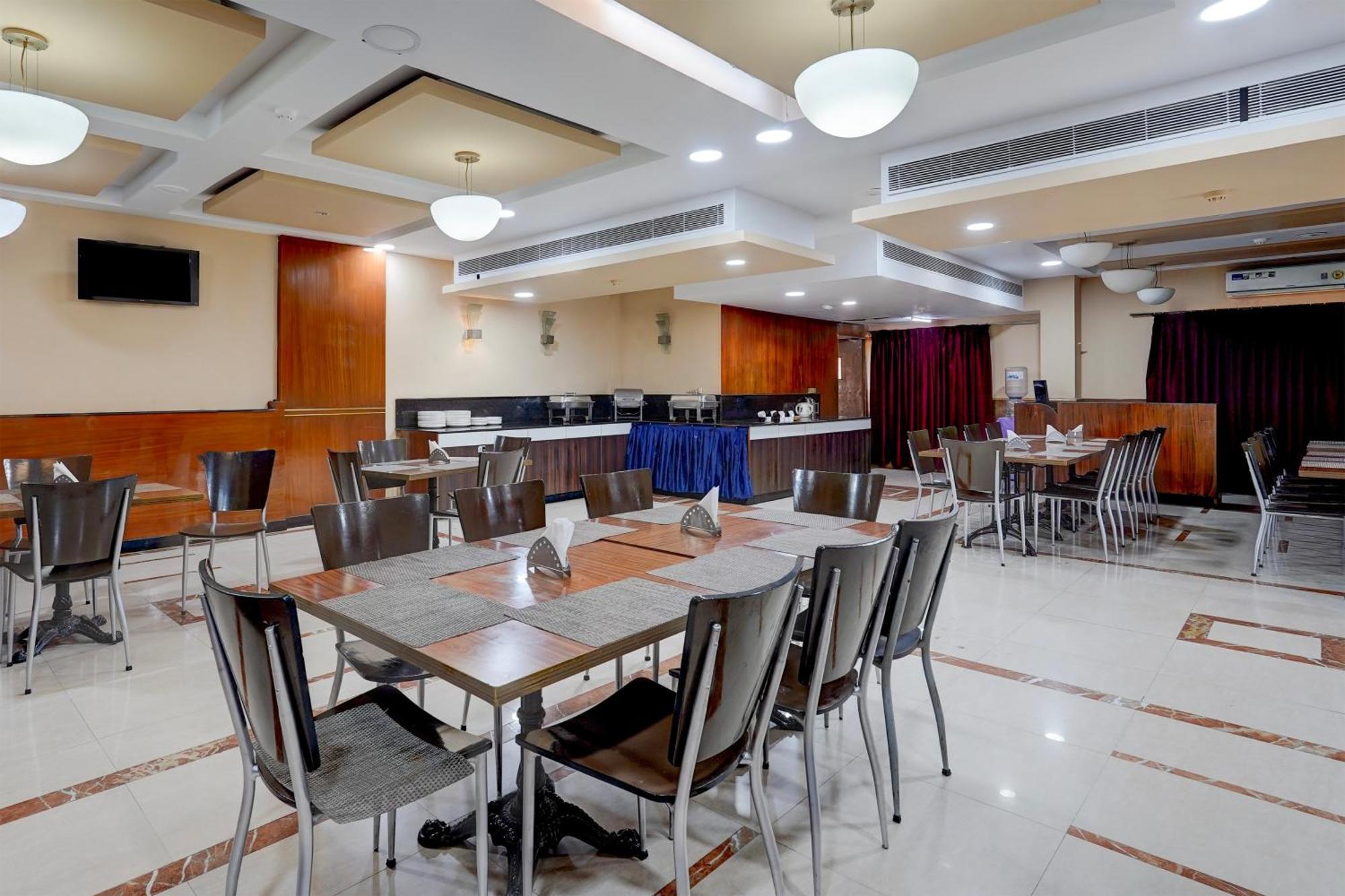 Super Townhouse Koyambedu Hotel Madras Buitenkant foto