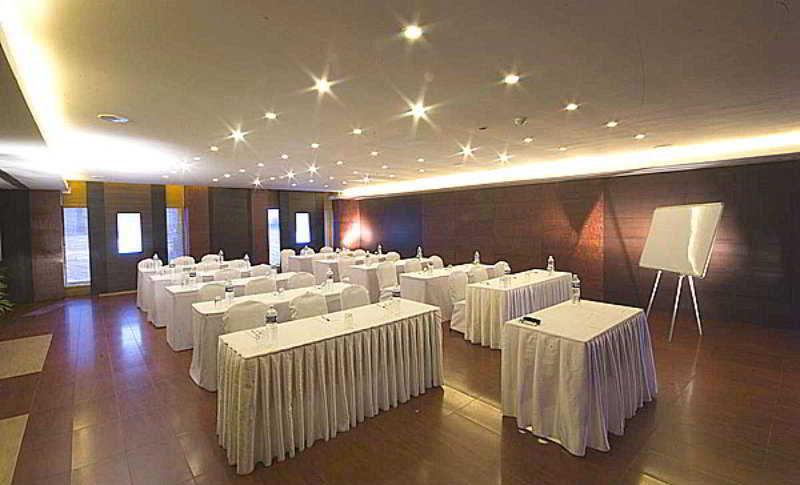 Super Townhouse Koyambedu Hotel Madras Buitenkant foto