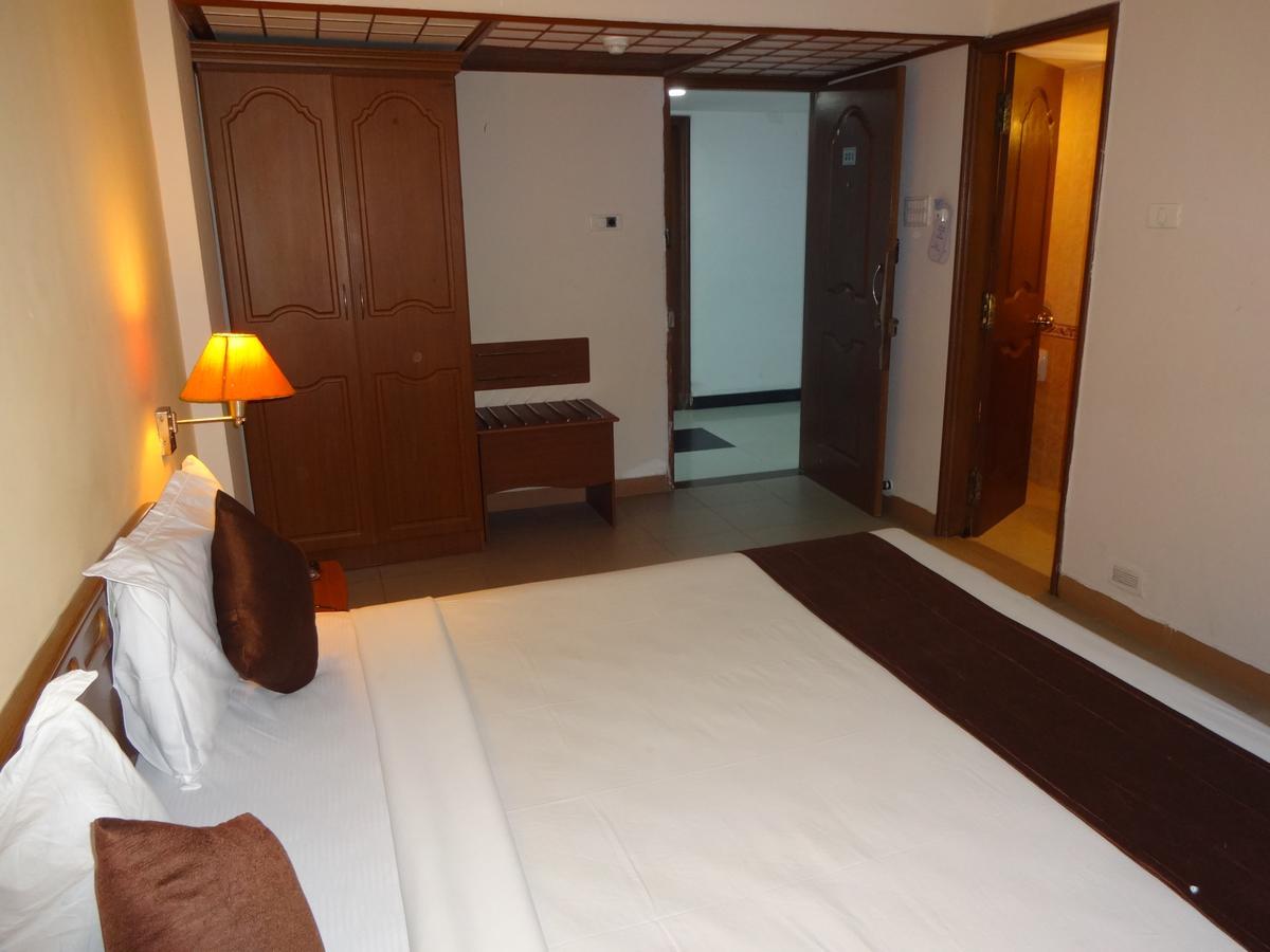 Super Townhouse Koyambedu Hotel Madras Buitenkant foto