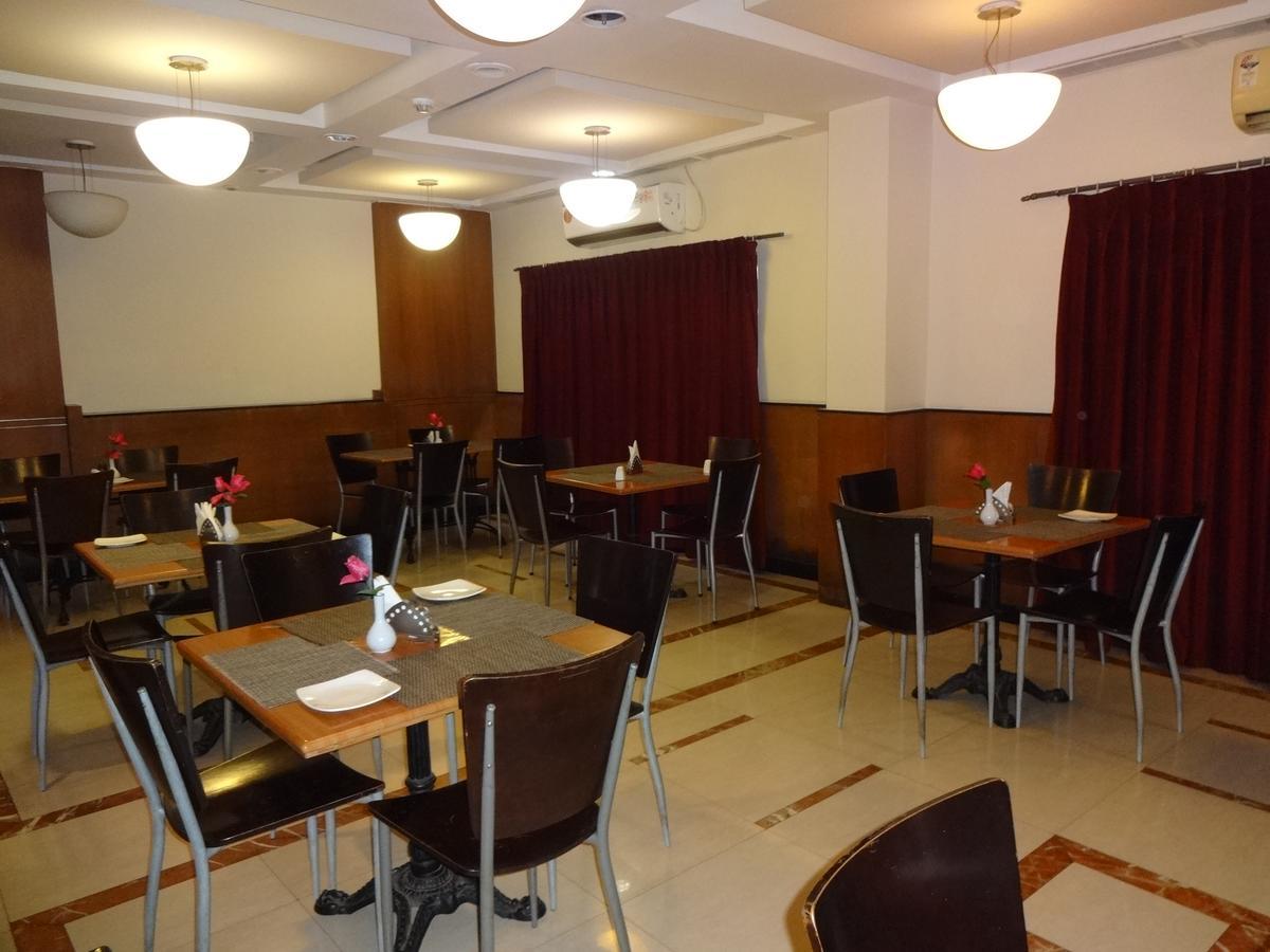 Super Townhouse Koyambedu Hotel Madras Buitenkant foto