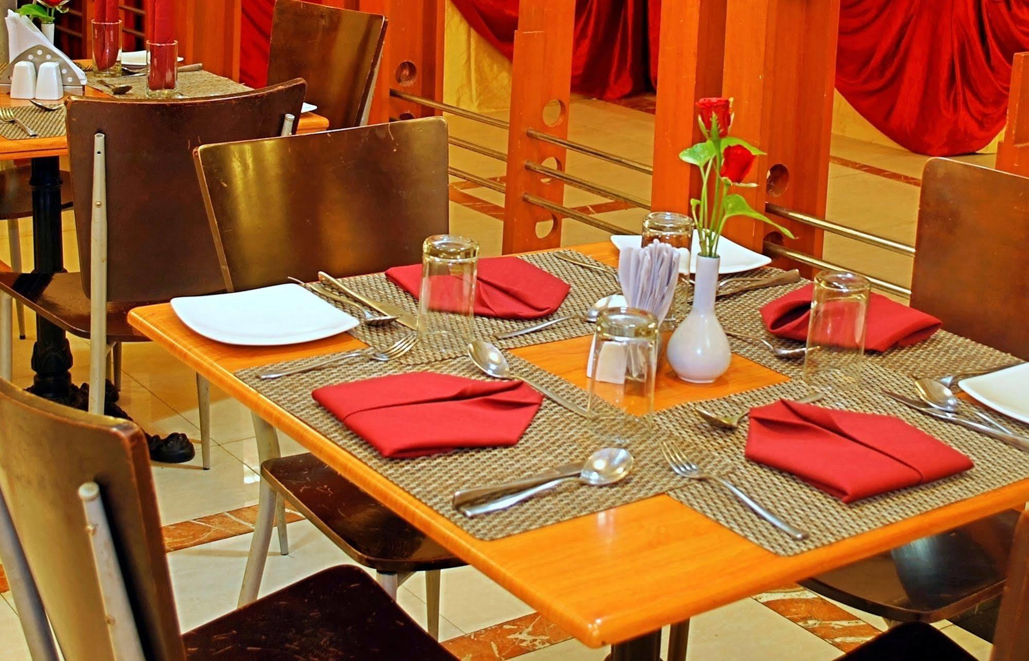 Super Townhouse Koyambedu Hotel Madras Buitenkant foto