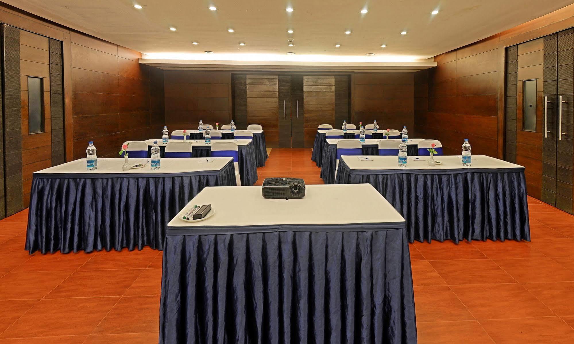 Super Townhouse Koyambedu Hotel Madras Buitenkant foto