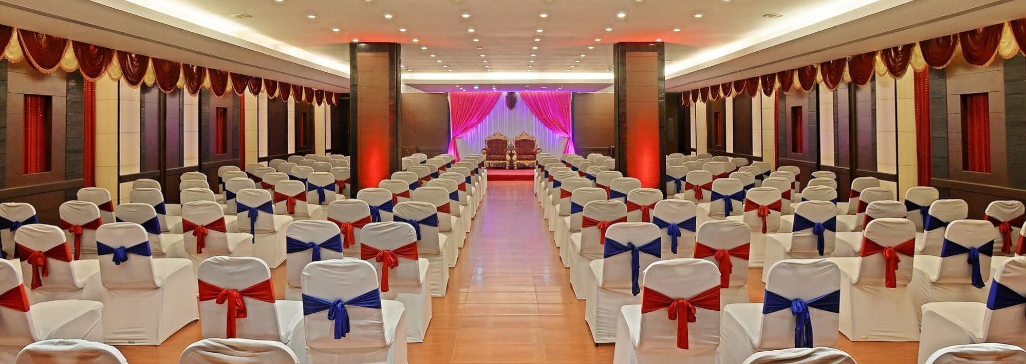 Super Townhouse Koyambedu Hotel Madras Buitenkant foto