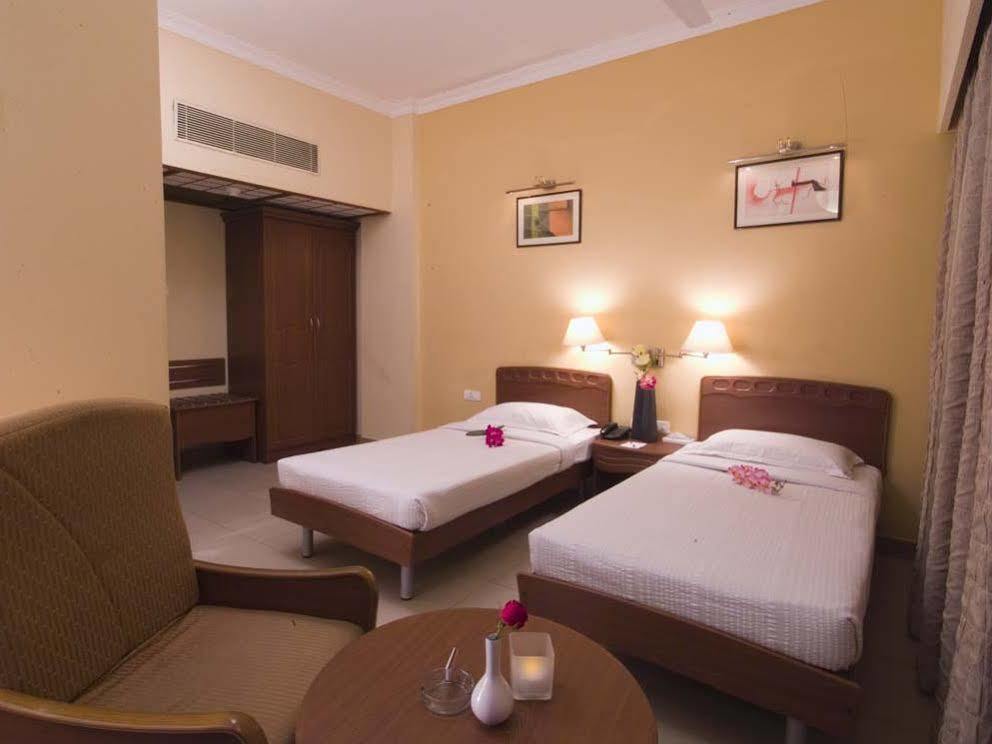 Super Townhouse Koyambedu Hotel Madras Buitenkant foto